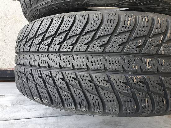 Vind două anvelope de  iarna  nokian  225 55 18