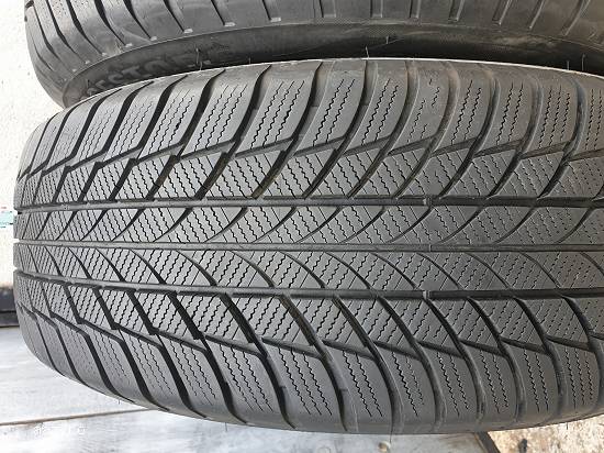 Vind patru anvelope de  iarna  brigestone  225 60 18