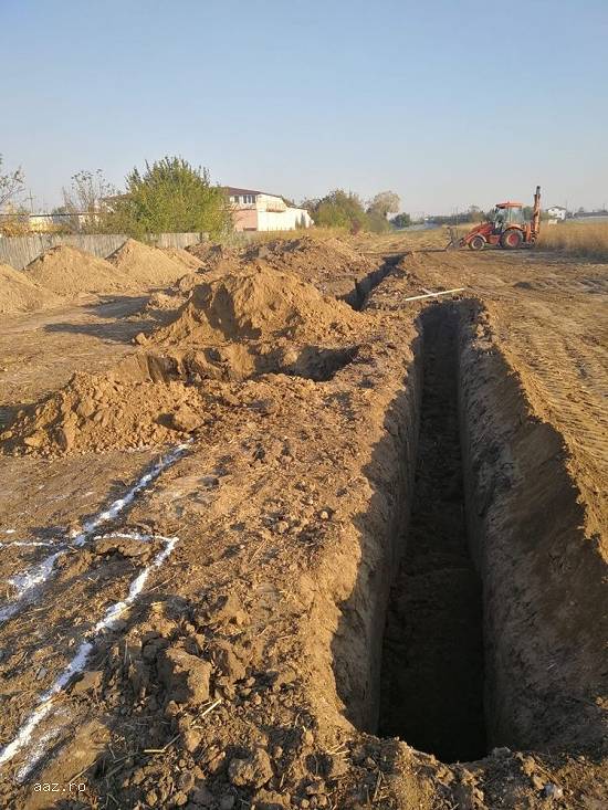 Inchiriez buldoexcavator cu cupa multifunctionala