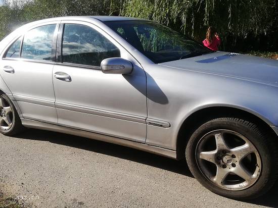 Vând mașină pentru dezmembrări