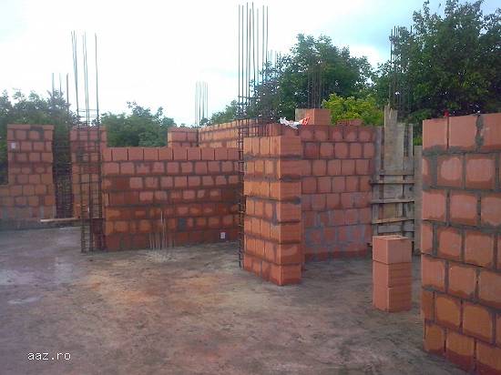 Constructii case la rosu