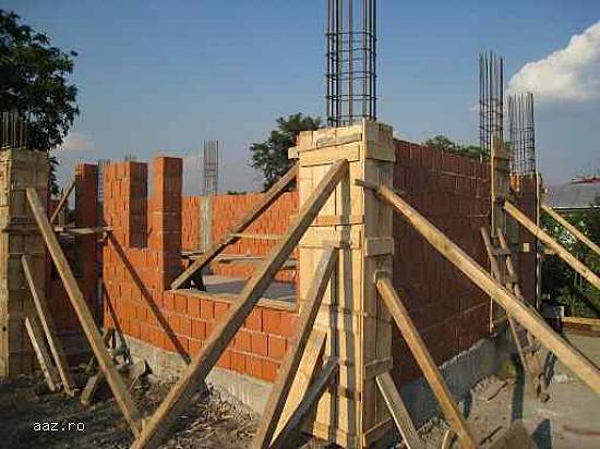 Constructii case la rosu
