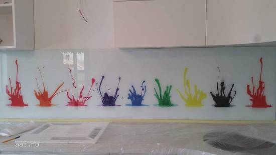 Sticla colorata sau printata in bucatarie