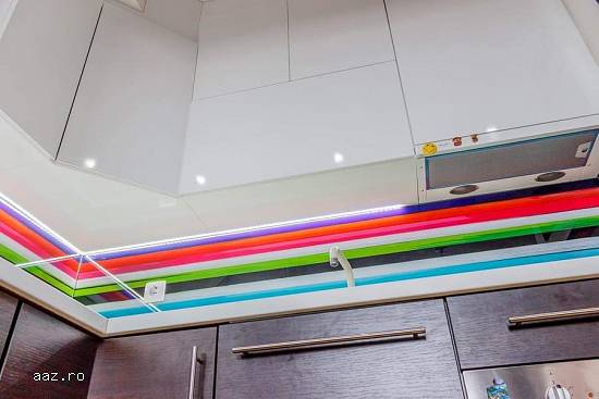 Sticla colorata sau printata in bucatarie