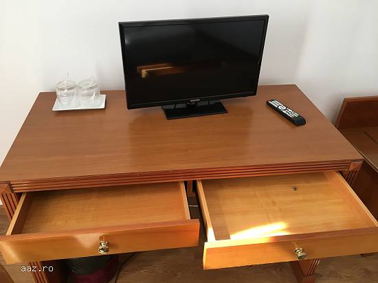 Mobilier hotel - birou/pat/suport bagaj/TV/dulap/covor/demifotoliu