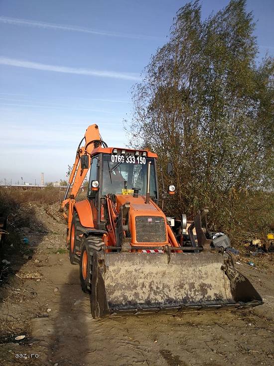 Închiriez buldoexcavator cu deservent