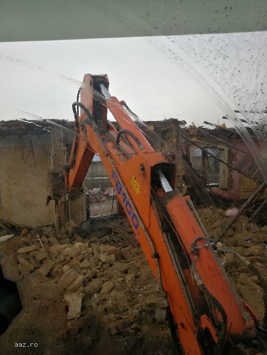 Închiriez buldoexcavator cu deservent