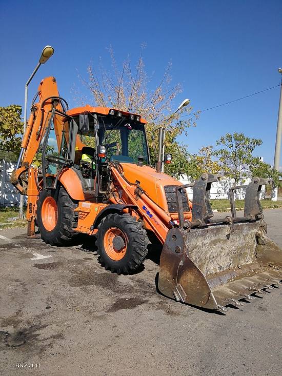 Închiriez buldoexcavator cu deservent