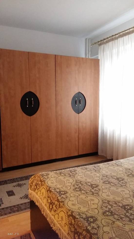 Particular inchiriez apartament 3 camere cf. 1