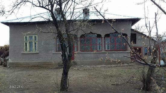 Vând casă la țară sau o dau la schimb pe Garsonieră Confort 2-3 +diferenta din partea mea