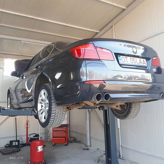 Ofer spre închiriere boxă service auto,  dotată complet