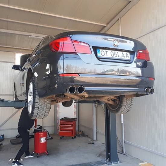 Ofer spre închiriere boxă service auto,  dotată complet