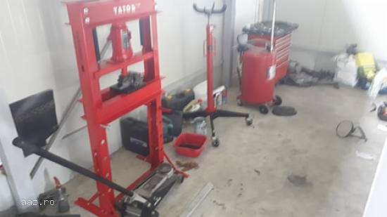 Ofer spre închiriere boxă service auto,  dotată complet