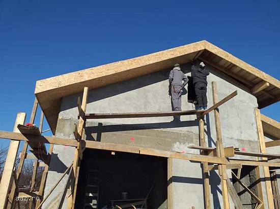 Construcții case la rosu