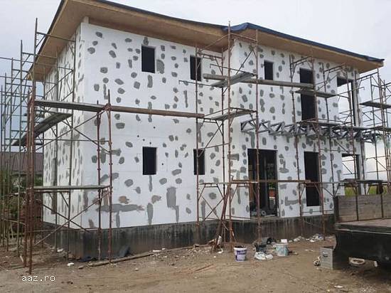 Construcții case la rosu
