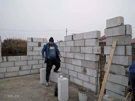 Construcții case la rosu