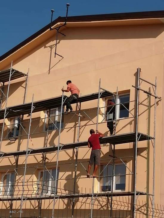 Construcții case la rosu