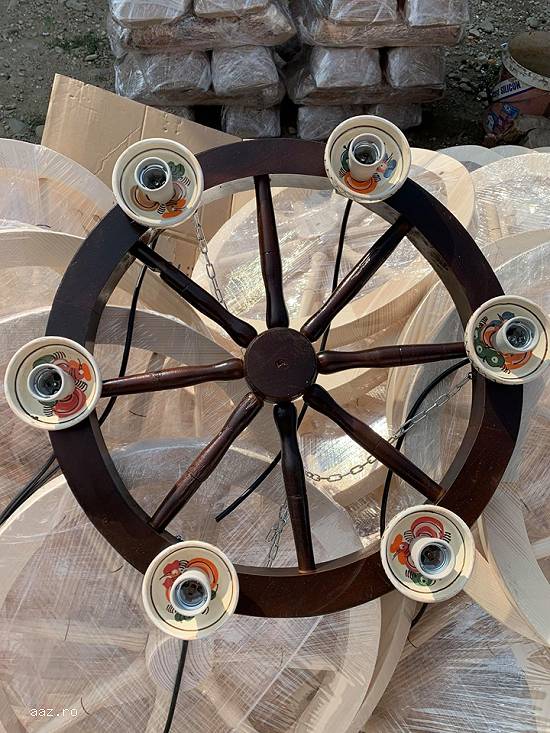 Produc lustre rustice din lemn