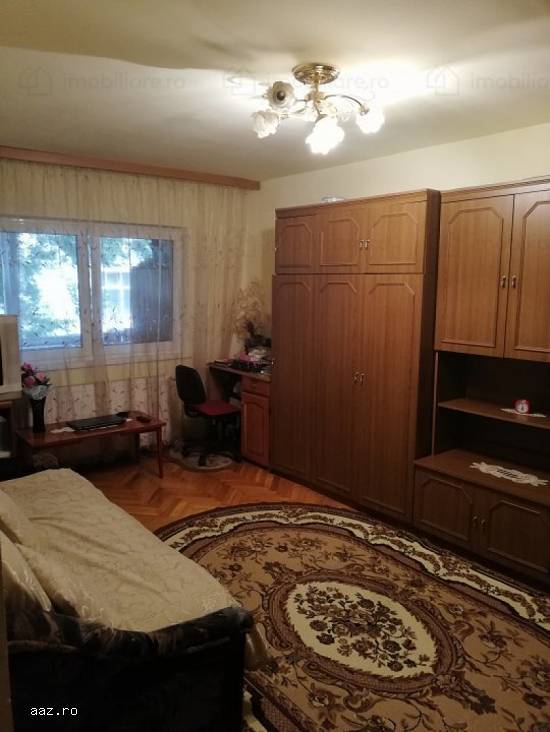 Vand apartament 3 camere,   parter in  Brasov