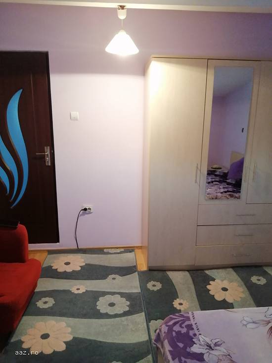 Închiriez camera la curte,    baie,     bucătărie hol toate utilitățile. O singura persoana