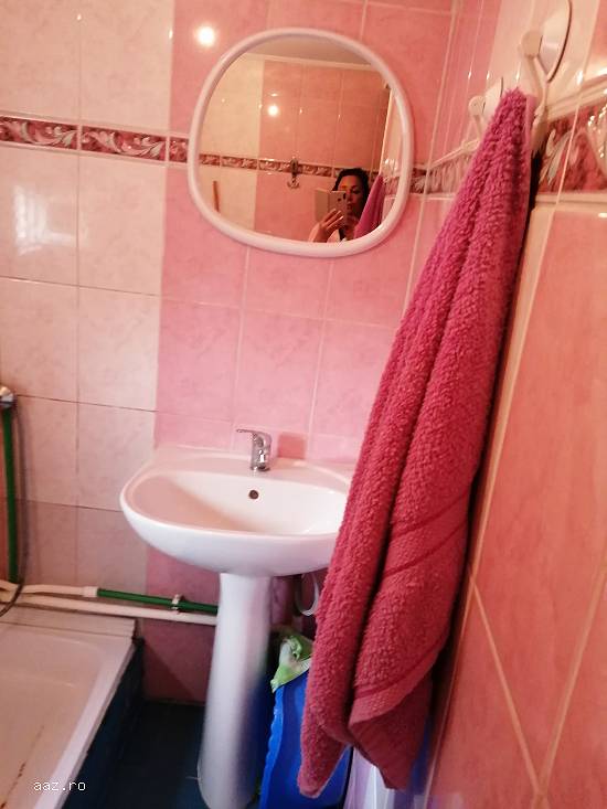 Închiriez camera la curte,    baie,     bucătărie hol toate utilitățile. O singura persoana
