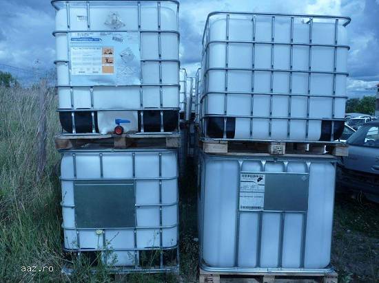 Bidoane plastic (1000 L.) cu suporti metalici