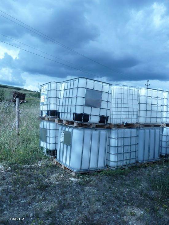 Bidoane plastic (1000 L.) cu suporti metalici