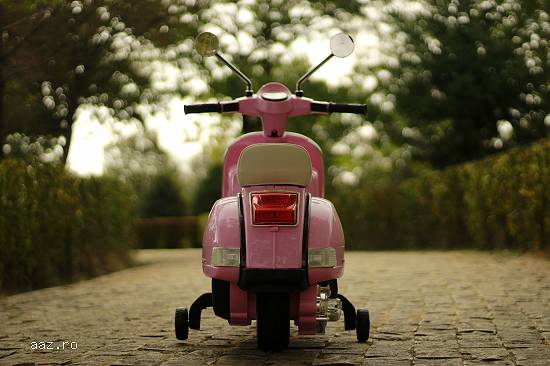 Scuter electric pentru copii Piaggio Vespa Roller 40W 12V PREMIUM