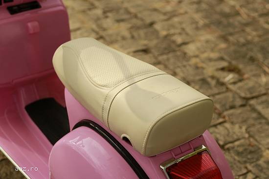 Scuter electric pentru copii Piaggio Vespa Roller 40W 12V PREMIUM
