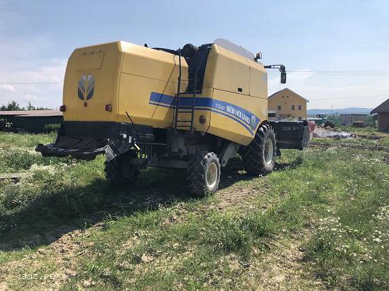 Lichidator judiciar vand Combina New Holland TC5.80 + accesorii