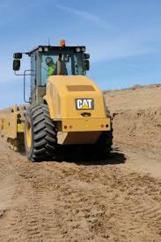 Inchiriez compactor  cu picior de oaie