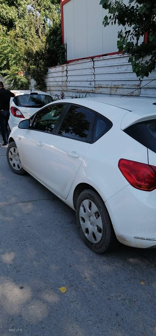 - Autoturism Opel Astra J