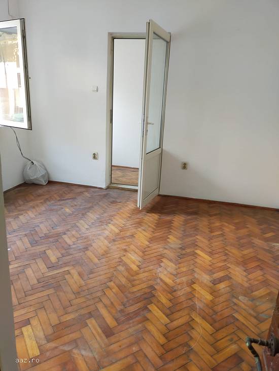 Vând locuință la curte zona Hala Traian