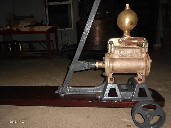 Pompa manuala din bronz- alama de tras vinul anii 1900 !!!
