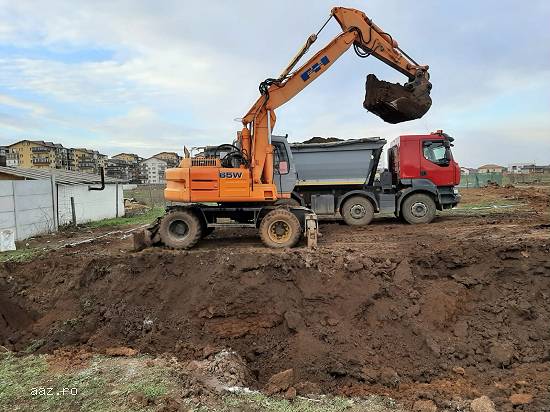 Inchiriez Buldoexcavator cu picon Bucuresti si Ilfov