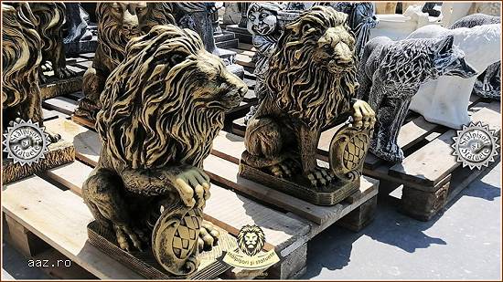Set statuete lei cu blazon,  auriu patinat,  model S2.
