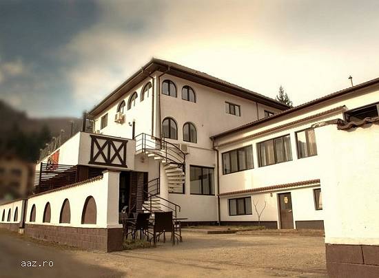 Pensiune 13 camere duble Caciulata Manastirea Cozia 570.000 euro
