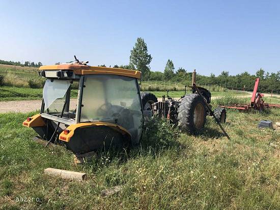 . Tractor Renault 325 .