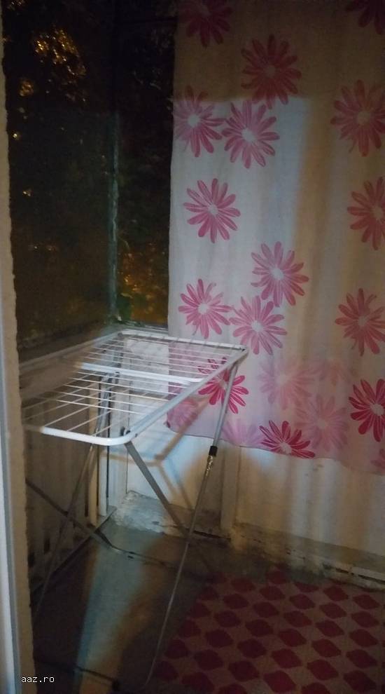 Inchiriez apartament cu o camera decomandat zona Lunei