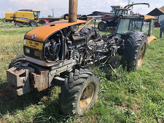 Tractor Renault 325,   loc. Pomi