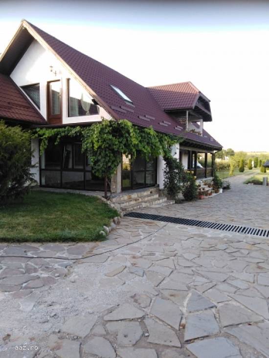 Vila 360mp,   curte 9600mp,   Almas,  Neamt,   280000 euro