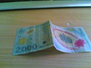 2 bagnote de 2 mii albastre is intacte
