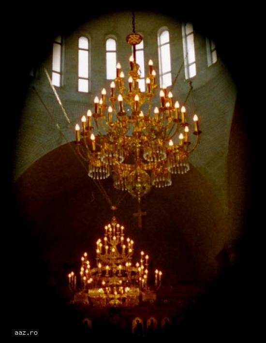 Candelabre mari Policandre biserică