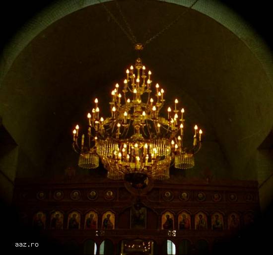Candelabre mari Policandre biserică