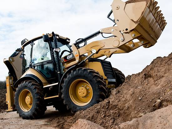Inchiriez buldoexavator cu atasamente diferite