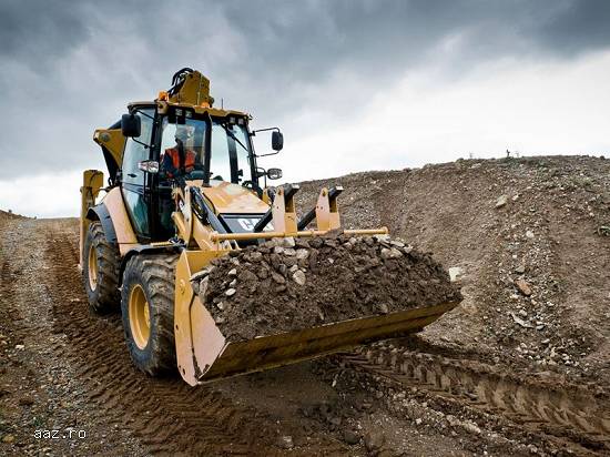 Inchiriez buldoexavator cu atasamente diferite