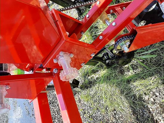 Semanatoare Mecanica de Porumb pe 4 Randuri cu Fertilizare