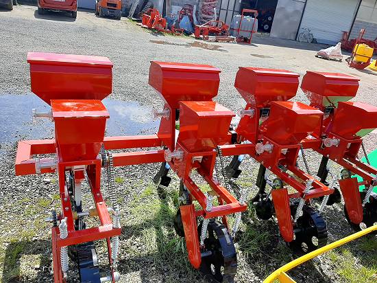 Semanatoare Mecanica de Porumb pe 4 Randuri cu Fertilizare