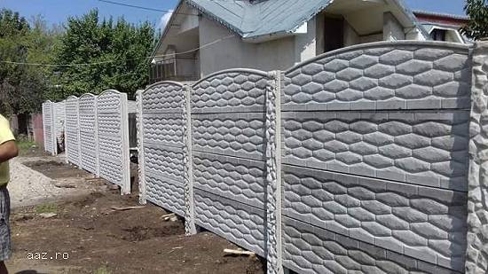 Executam gard de beton