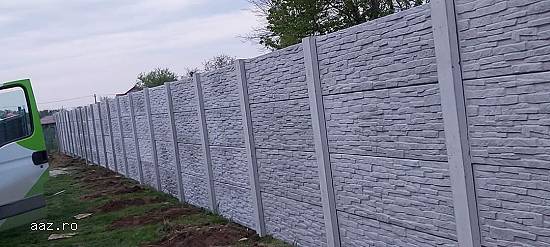 Executam gard de beton